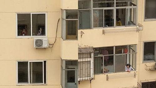 在窗户外面吃瓜