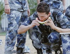 台湾军营情侣吃瓜视频,军中爱情瓜